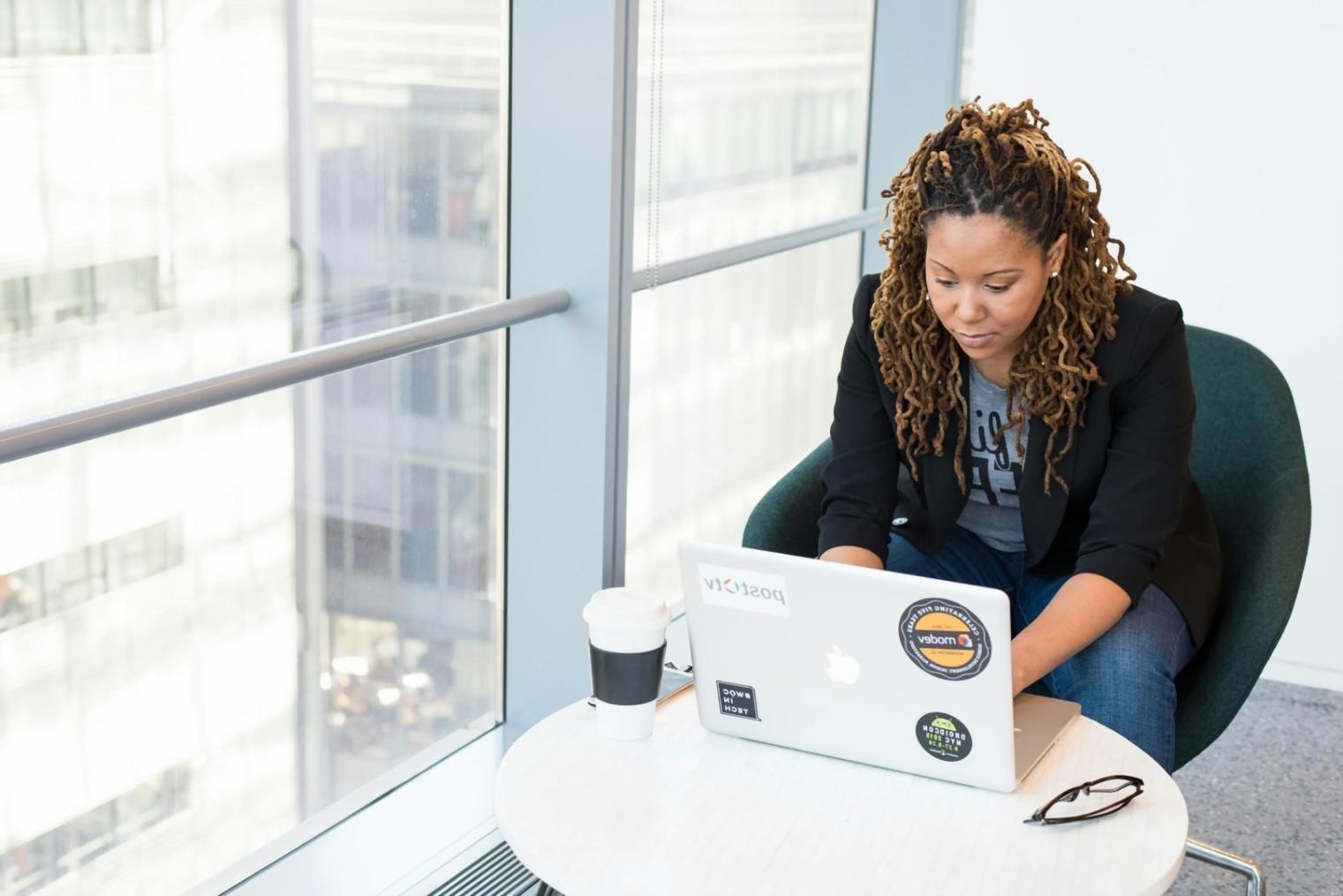 Analisi dati in tempo reale su schermo con grafici e statistiche